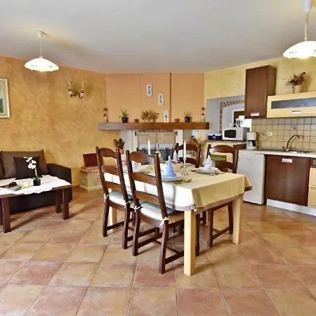 Klimatisierte In Tar Mit Garten, Terrasse Und Grill Poreč