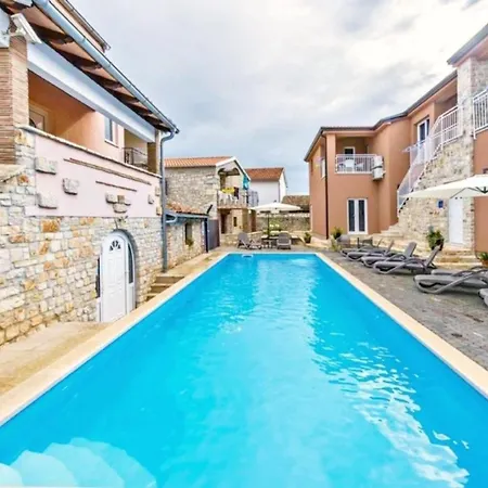 Klimatisierte In Tar Mit Garten, Terrasse Und Grill Apartment